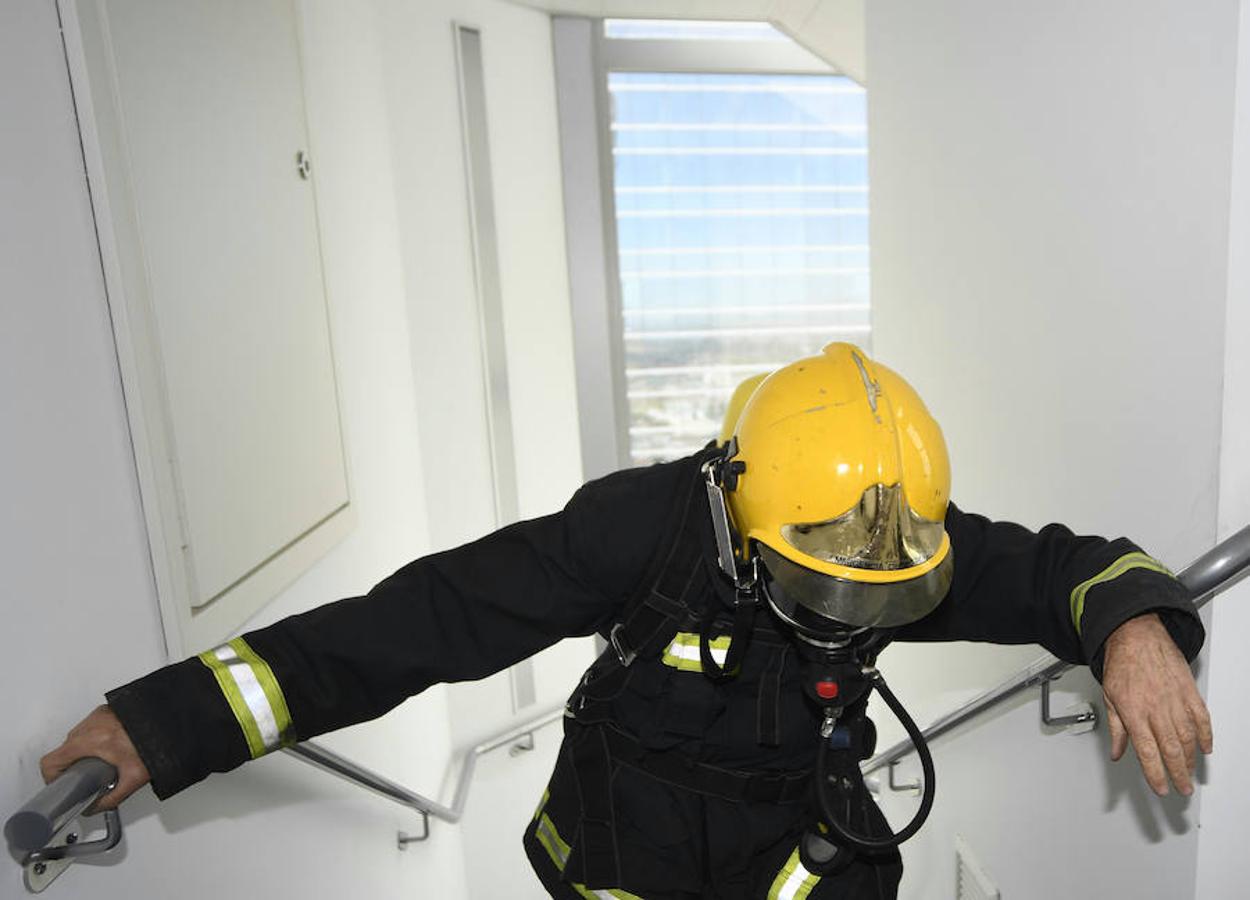 Los bomberos han subido cientos de peldaños en unos minutos. 