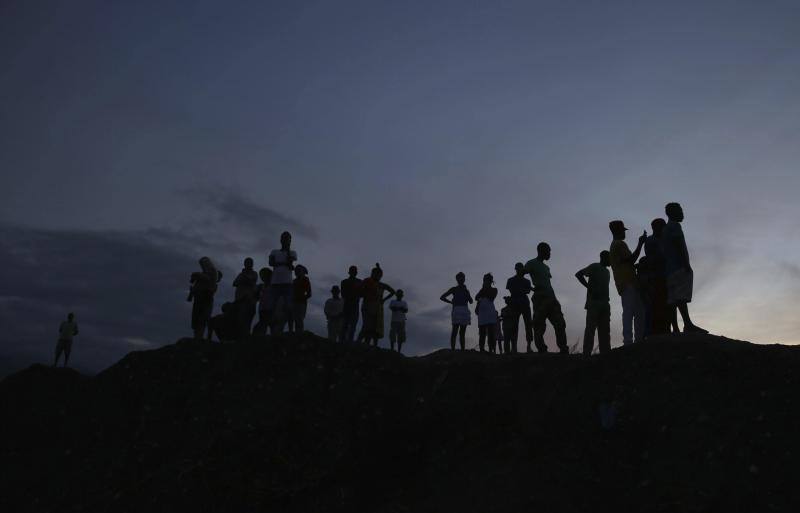 Personas observan los trabajos en el río La Digue afectado tras el paso del huracán Matthew. 