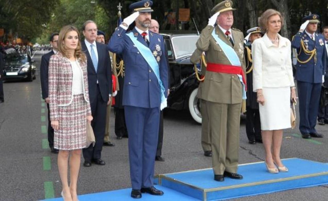 Doña Letizia escogió en 2012 un traje de chaqueta en tonos granates. 