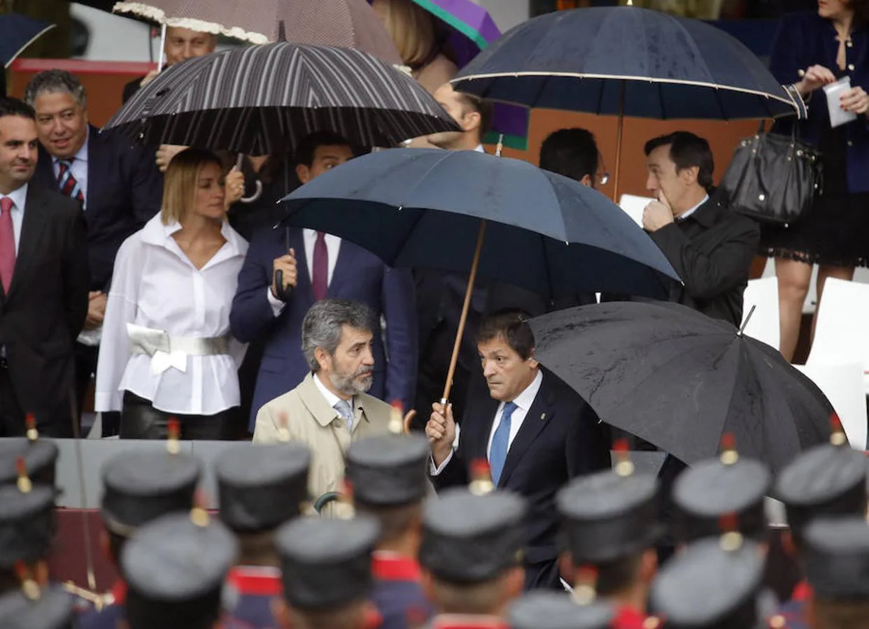 El presidente del Tribunal Supremo, Carlos Lesmes (i), conversa con el presidente de Asturias y de la gestora del PSOE, Javier Fernández (d), momentos antes del desfile. 