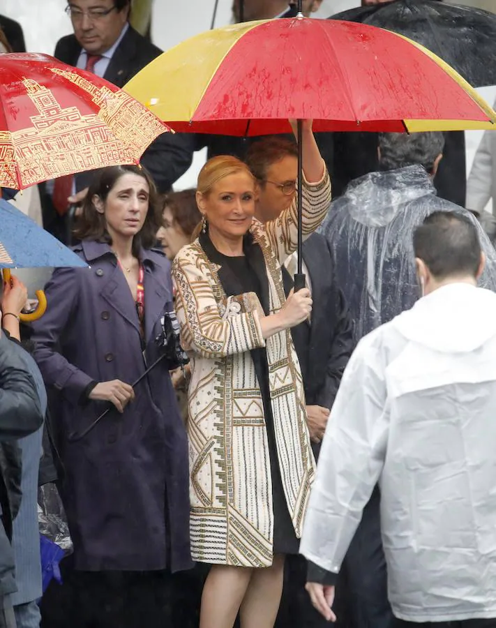 Cristina Cifuentes llevó un paraguas con los colores de la bandera