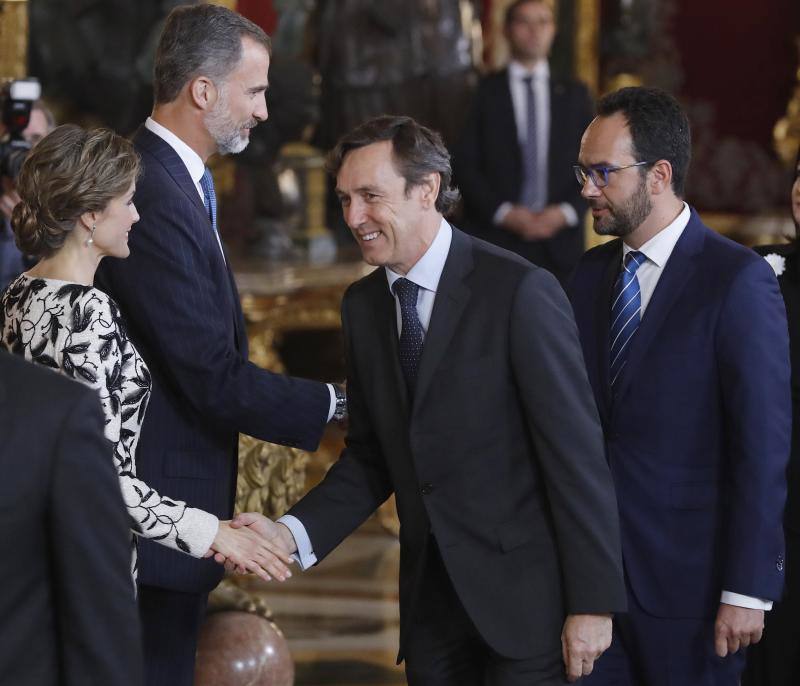 Los Reyes saludan a los portavoces parlamentarios del PP, Rafael Hernando (2d) y PSOE, Antonio Hernando (d), a su llegada a la tradicional recepción ofrecida en el Palacio Real. 