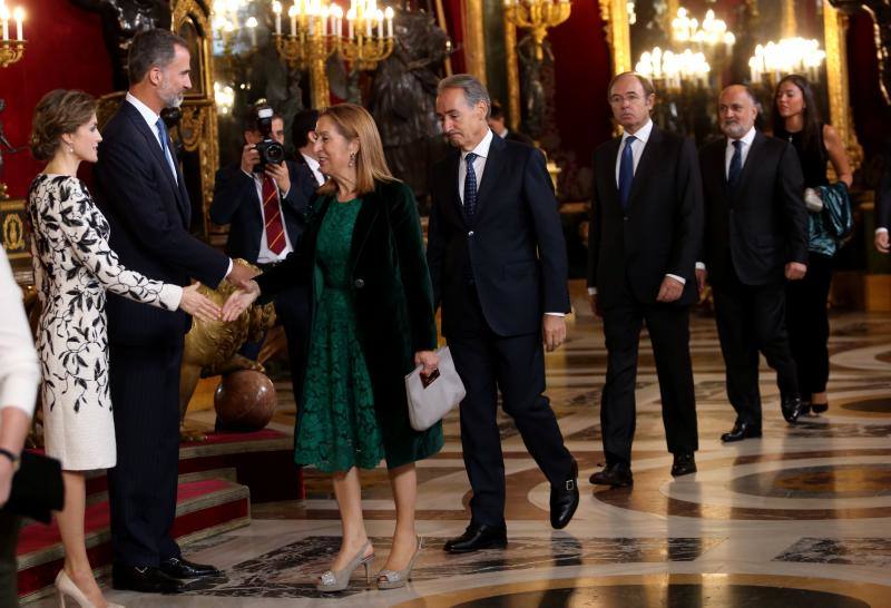 Los Reyes saludan a la presidenta del Congreso de los Diputados, Ana Pastor, durante la tradicional recepción ofrecida con motivo del Día de la Fiesta Nacional. 