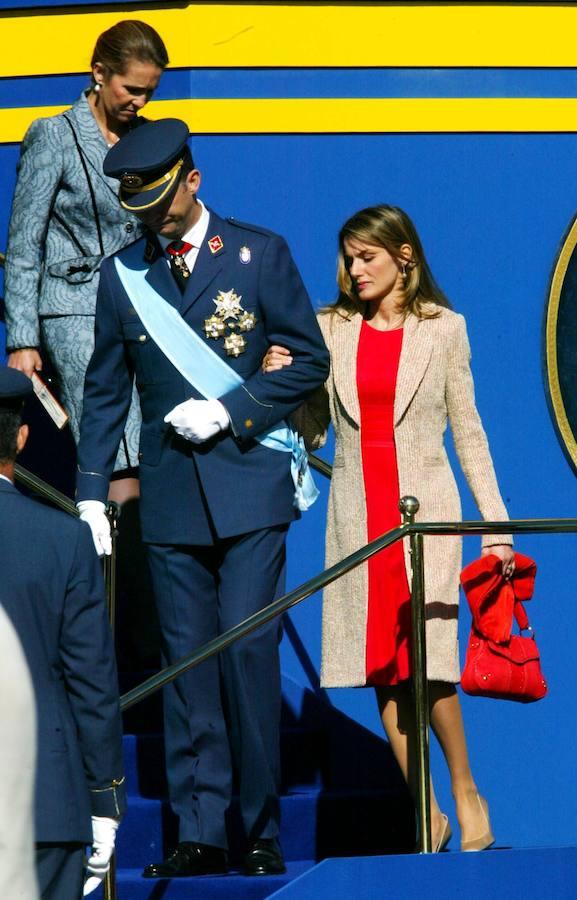 En 2006 la Reina se puso los mismos zapatos que el año anterior pero con un vestido coral y abrigo a juego. Estaba embarazada de dos meses. 