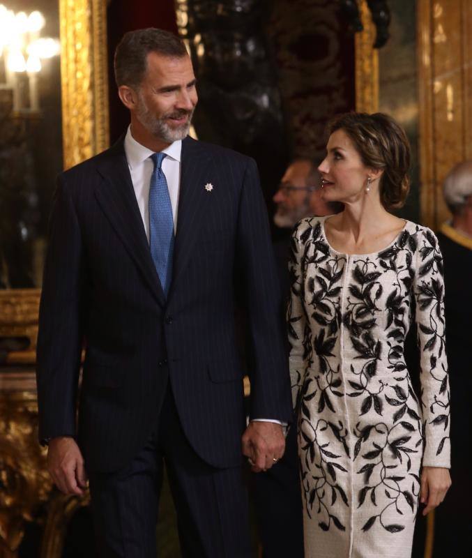 Los Reyes durante la tradicional recepción ofrecida hoy en el Palacio Real con motivo del Día de la Fiesta Nacional. 