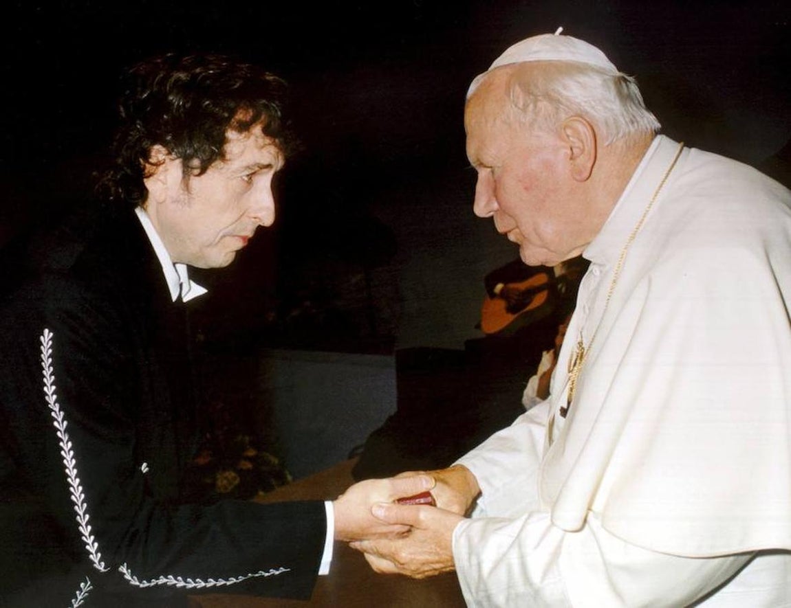 Dylan, en 1997, junto al Papa Juan Pablo II. 