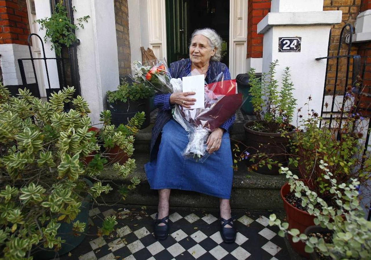 2007: Doris Lessing (Gran Bretaña). Fallecida en 2013, Doris Lessing fue una de esas «eternas candidatas» al Premio. Entre sus obras más notables figura «El cuaderno dorado».