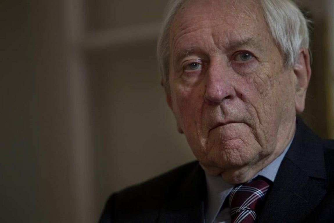 Año 2011: Tomas Tranströmer (Estocolmo, 1931), conocido por el gran público por «Góndola fúnebre», falleció hace apenas un año. La Academia sueca lo premió «porque a través de sus imágenes condensadas y translúcidas nos permite el acceso a la realidad». Isabel Permuy