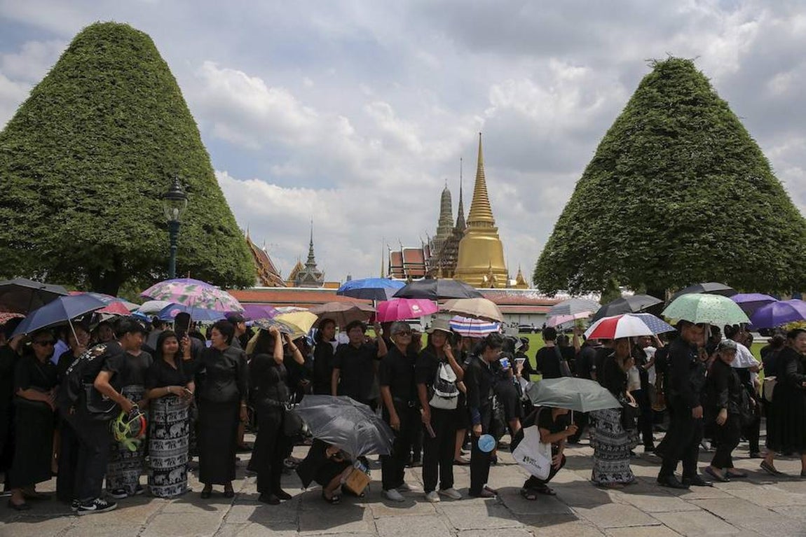 Tailandeses hacen cola para asistir a la ceremonia de del baño del Rey Bhumibol Adulyadej a las afueras del palacio real en Bangkok. Efe