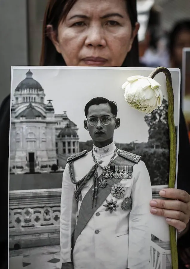 Tailandia vive hoy con rezos, ceremonias y vestida de negro la primera jornada de luto por la muerte ayer del Rey Bhumibol, cuyo hijo y heredero, Vajiralongkorn, ha abierto un paréntesis de duelo antes de asumir el trono