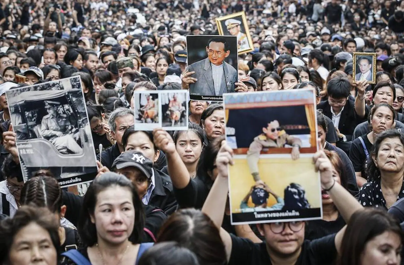Tailandia entera se ha vestido de negro para despedir al Rey, a quien respetaban como a un semidios
