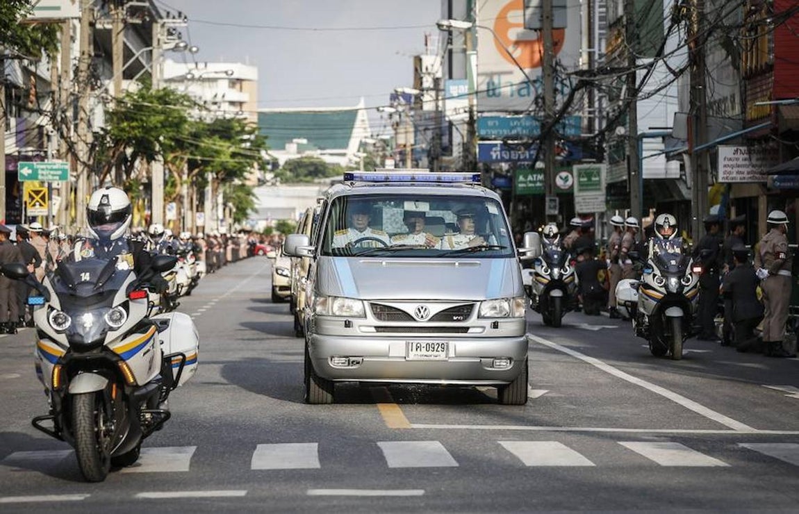 El féretro del Rey Bhumibol de Tailandia sale en procesión del hospital de Bangkok, donde el monarca falleció ayer a los 88 años, para ser trasladado hasta el palacio real. Efe