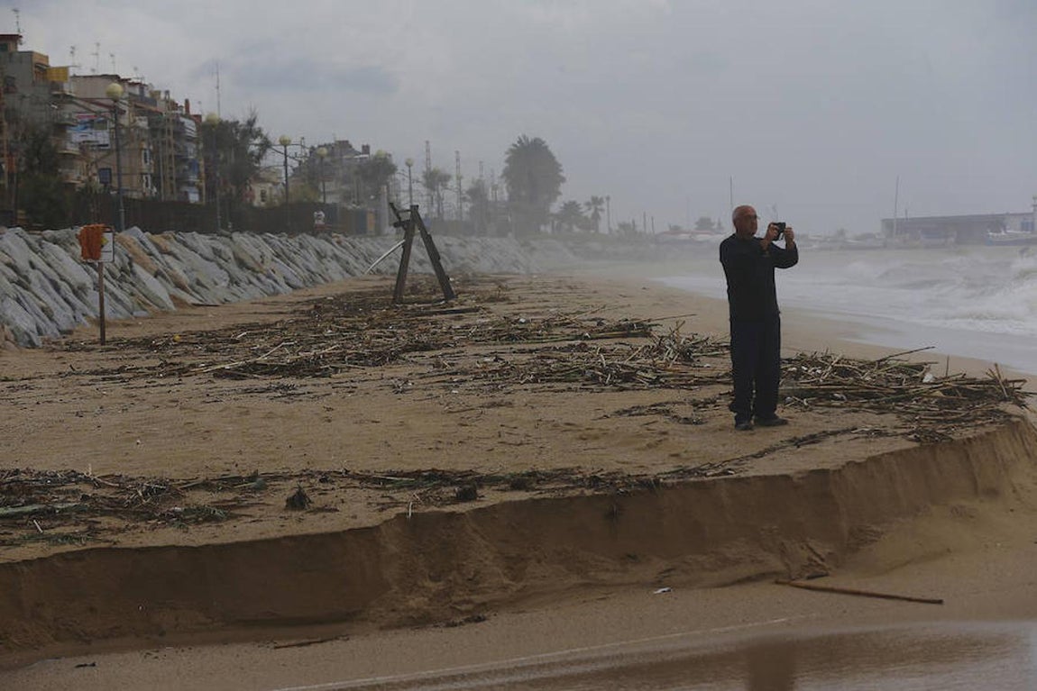 Un hombre toma imágenes de la playa de Vilassar de Mar (Barcelona), afectada por la tormenta que cayó este miércoles. La Generalitat ha desactivado la alerta por inundaciones, que en los últimos dos días han anegado la comarca barcelonesa del Maresme, aunque mantiene la prealerta porque para esta tarde se prevén también lluvias en el Empordà y la Selva, en Girona.. 