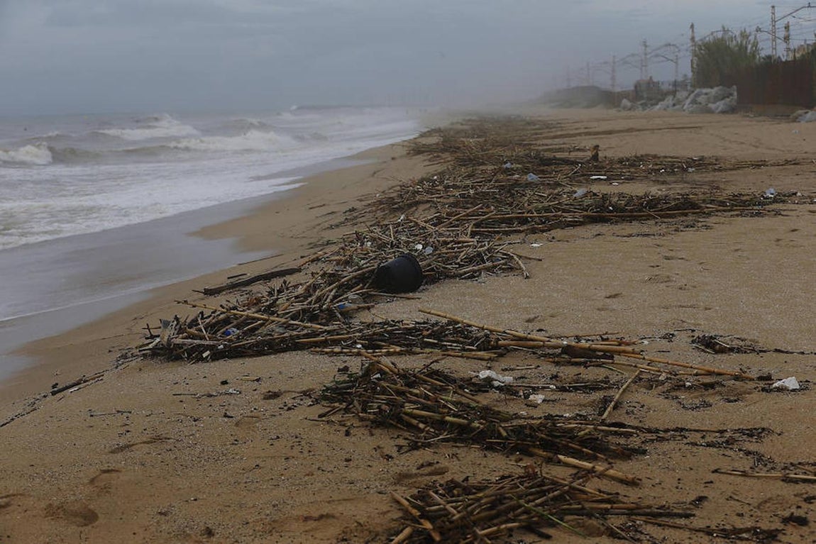 Aspecto que presentaba este jueves la playa de Vilassar de Mar (Barcelona) tras la tormenta del día anterior. Desde este miércoles por la tarde, el teléfono de emergencias 112 ha atendido 1.267 llamadas vinculadas a las lluvias, que han generado un total de 843 servicios de los cuerpos operativos, en su mayoría en el Maresme y en el Barcelonès.. 
