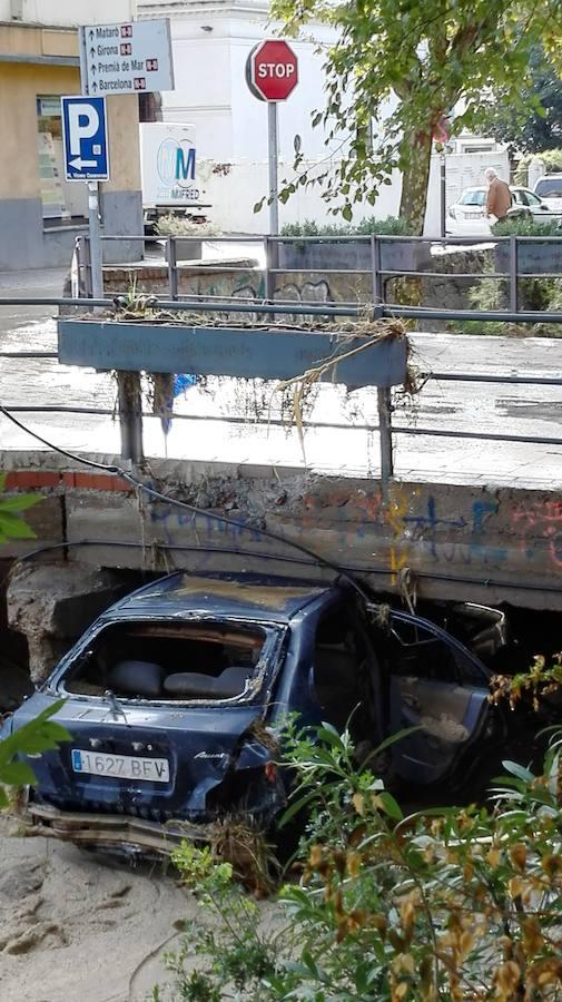 Estado del vehículo en el que ayer resulto muerto un hombre al ser arrastrado su coche por el agua en una riera de Vilassar de Mar como consecuencia de las lluvias torrenciales que cayeron este miércoles por la tarde en la comarca barcelonesa del Maresme. 