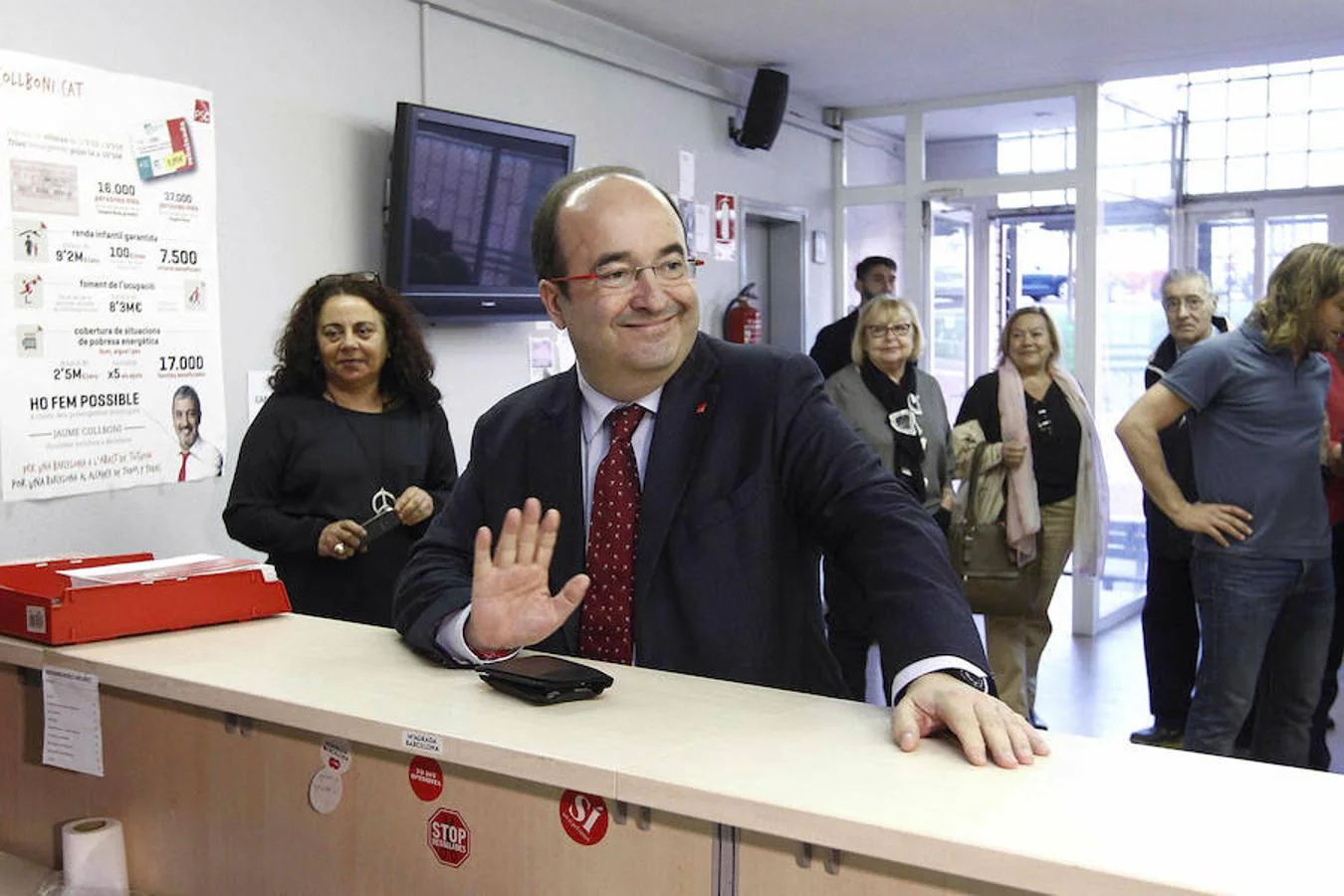 El candidato Miquel Iceta momentos antes de votar en las primarias del PSC