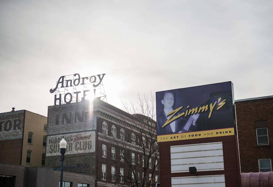 Cartel del restaurante ya cerrado Zimmy's, en Hibbing. 