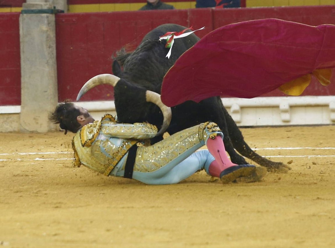 Imágenes de la escalofriante cogida a Juan José Padilla en Zaragoza