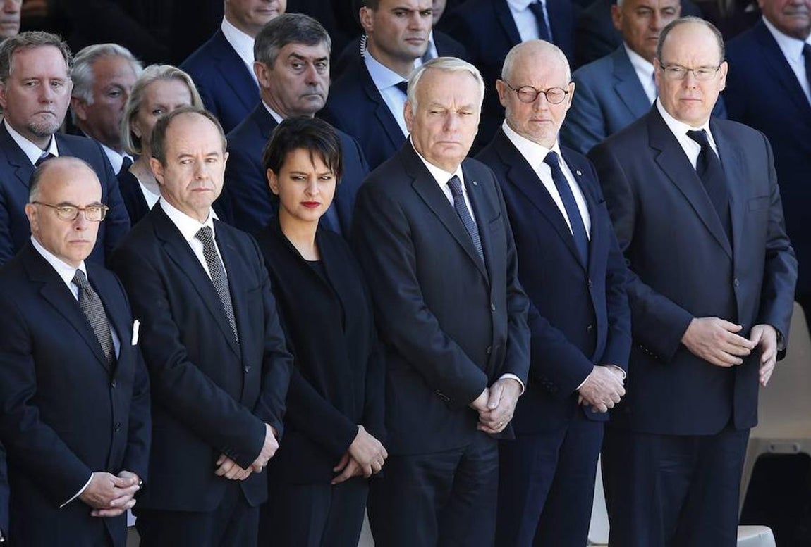 Bernard Cazeneuve, ministro del Interior; Jean-Jacques Urvoas, ministro de Justicia; Najat Vallaud-Belkacem, ministra de Educación; Jean-Marc Ayrault, ministro de Asuntos Exteriores;Serge Telle, ministro de Estado de Mónaco y el príncipe Alberto II de Mónaco, durante la ceremonia.. 