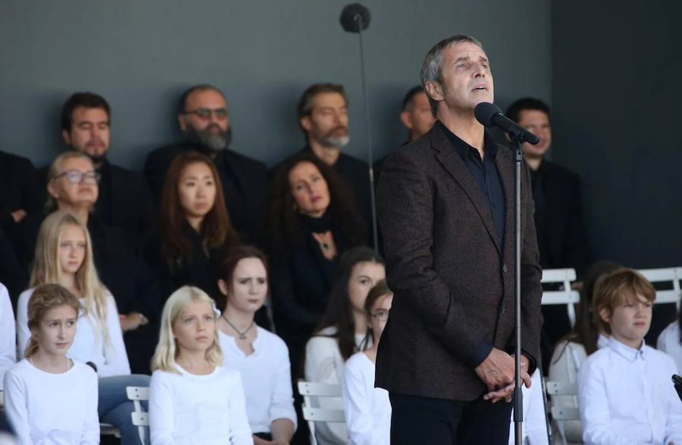 El cantante Julien Clerc ofrece un pequeño concierto en homenaje a las víctimas