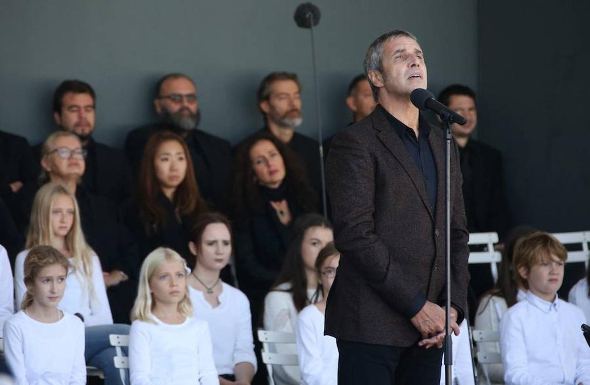 El cantante Julien Clerc ofrece un pequeño concierto en homenaje a las víctimas. 