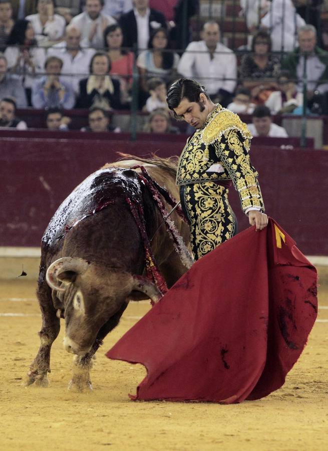 Morante, en un muletazo pleno de torería. 