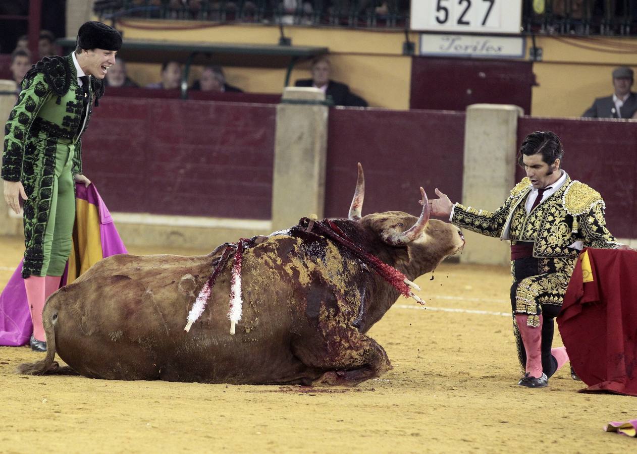 Morante aguarda la muerte del toro. 