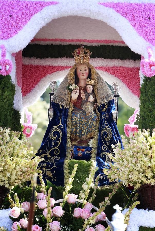 Miles de personas acompañan a la Virgen de Valme en su romería