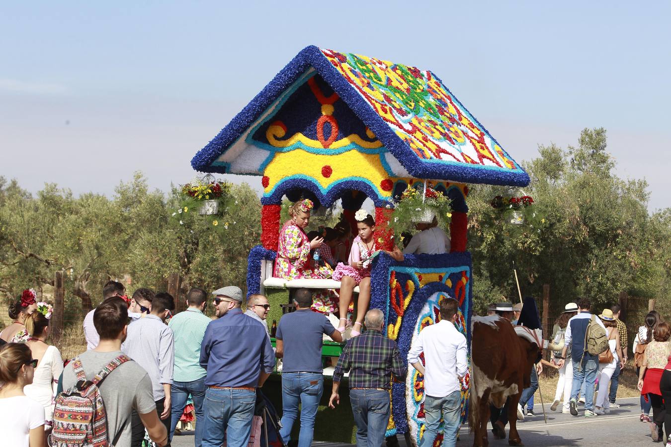 Miles de personas acompañan a la Virgen de Valme en su romería