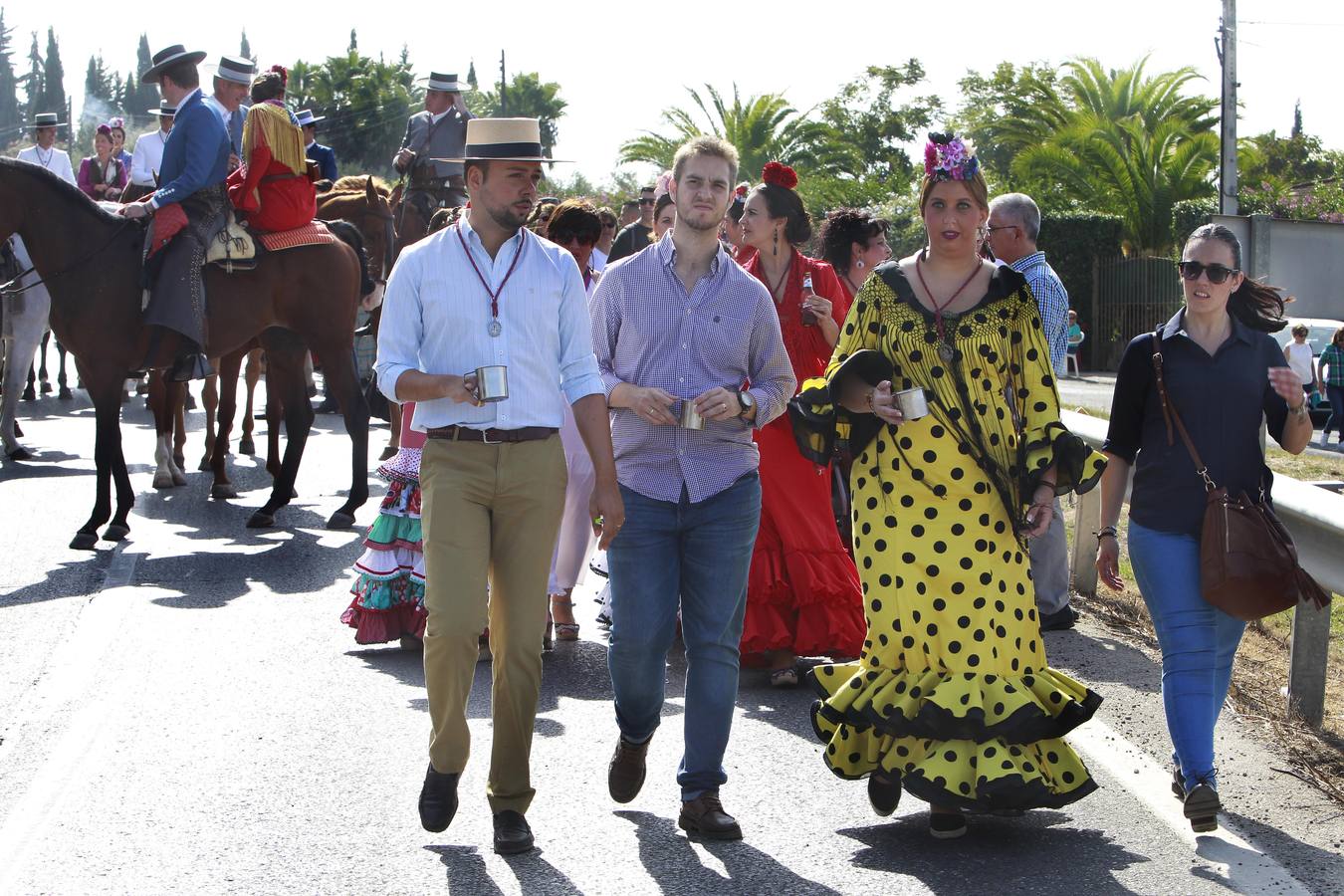 Miles de personas acompañan a la Virgen de Valme en su romería