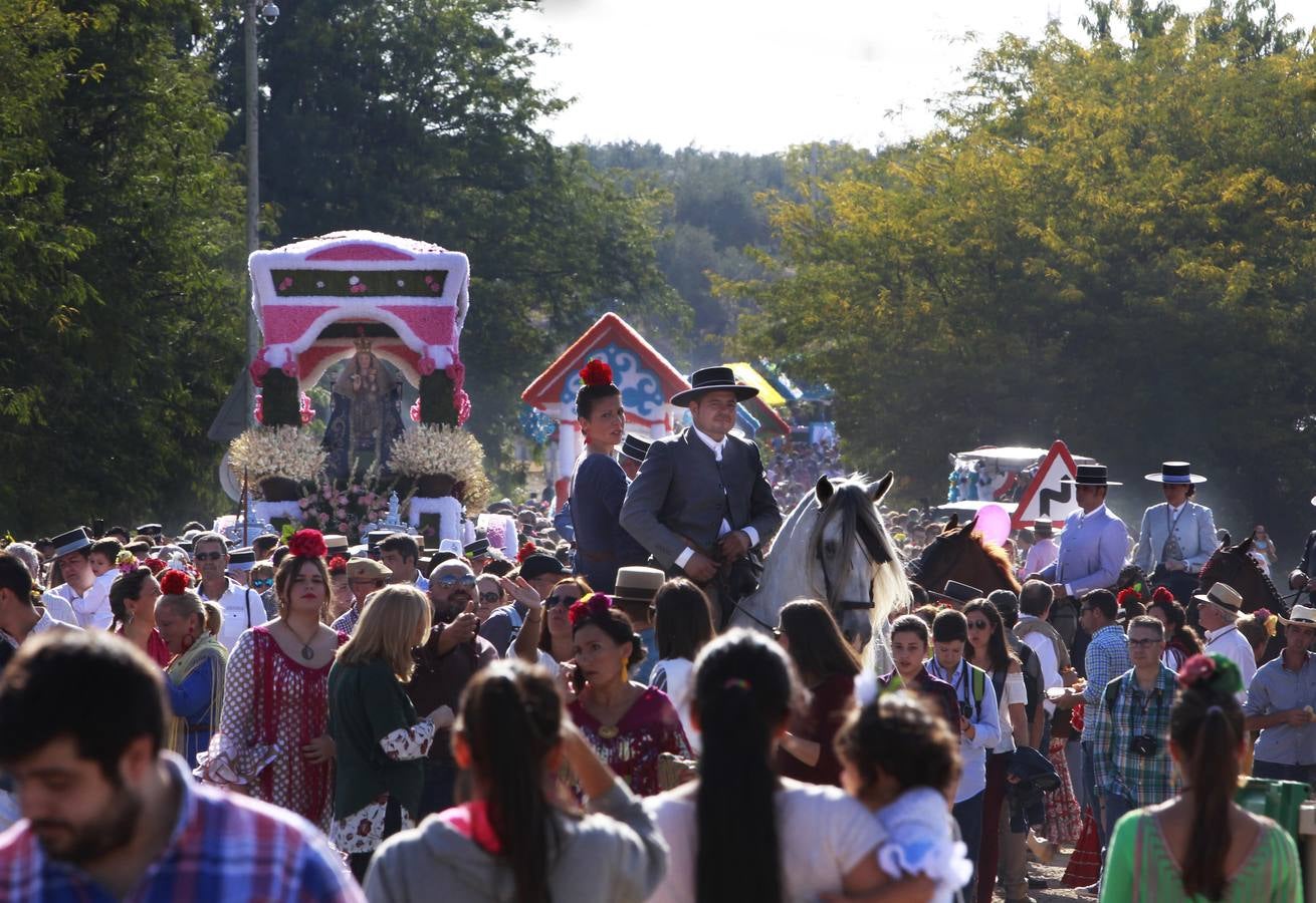 Miles de personas acompañan a la Virgen de Valme en su romería