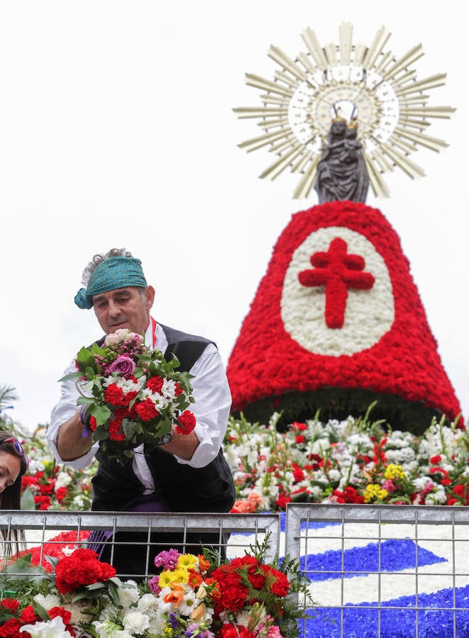 Miles de personas confeccionan con flores el manto de la Virgen del Pilar en Zaragoza