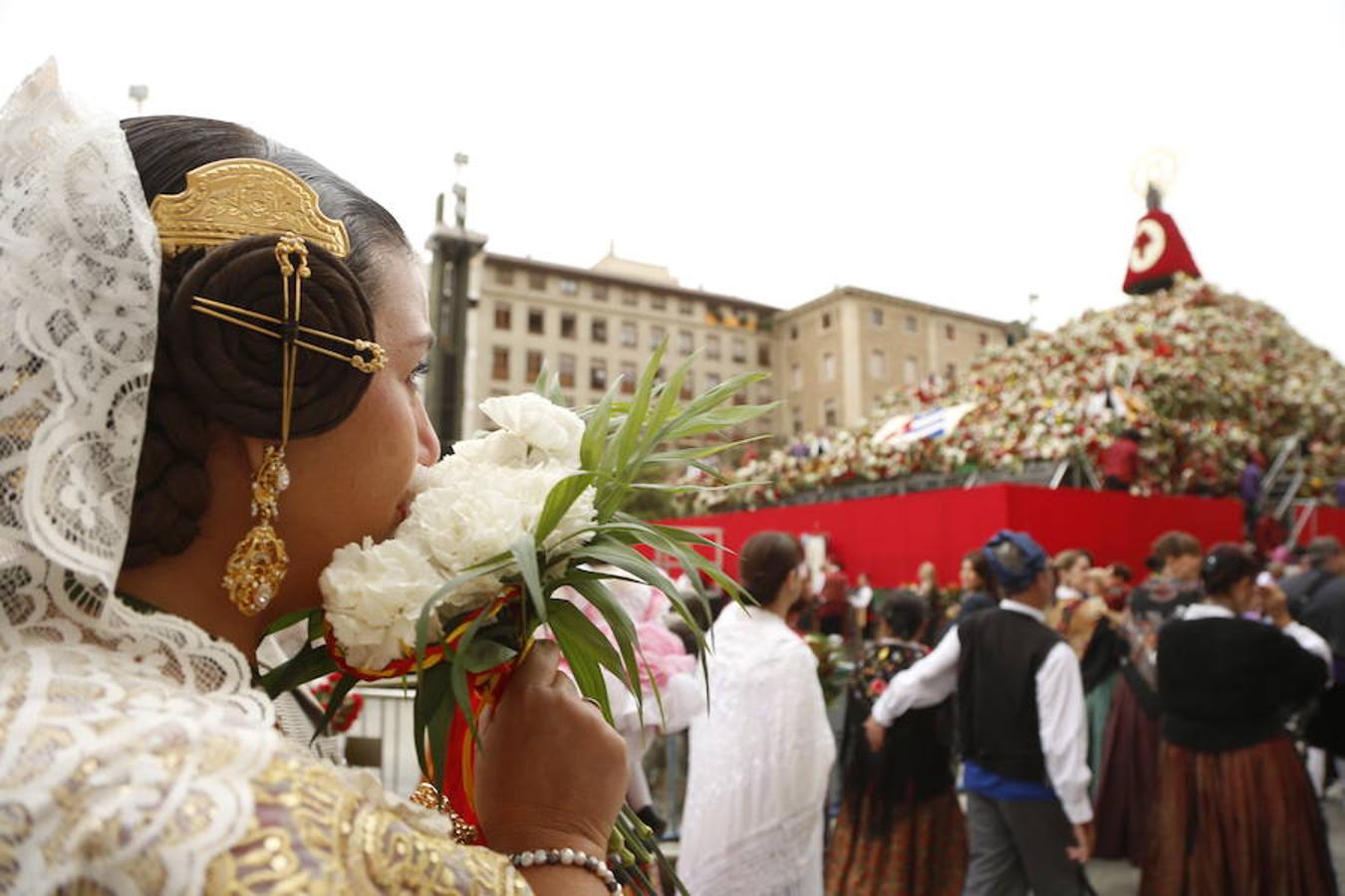 Miles de personas confeccionan con flores el manto de la Virgen del Pilar en Zaragoza