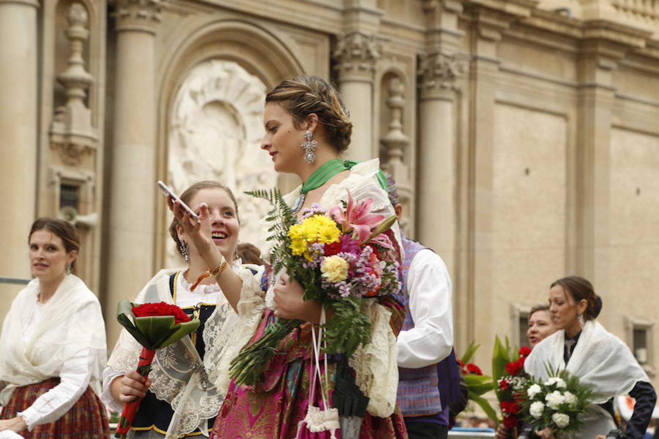 Miles de personas confeccionan con flores el manto de la Virgen del Pilar en Zaragoza