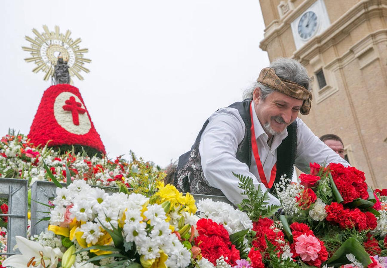 Miles de personas confeccionan con flores el manto de la Virgen del Pilar en Zaragoza