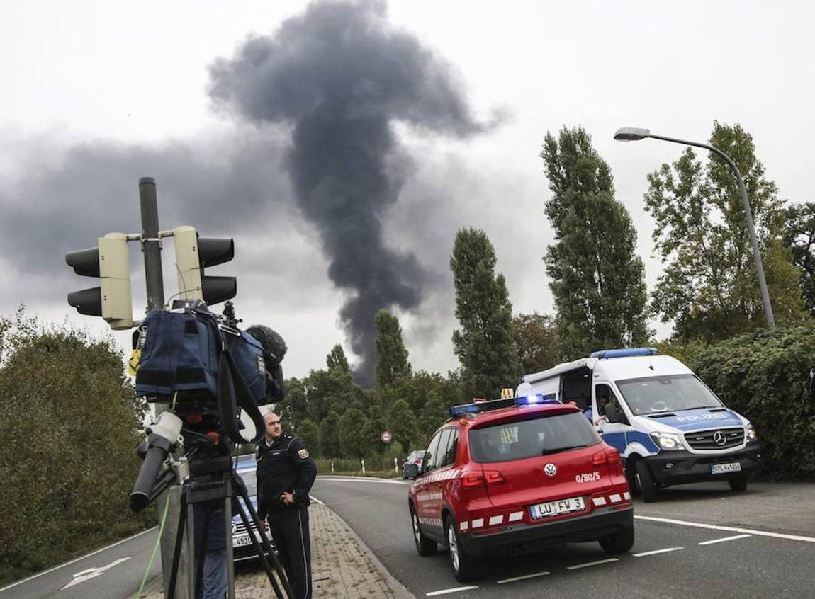 Columnas de humos se elevan del recinto de la compañía Basf en Ludwigshafen (Alemania).. Efe