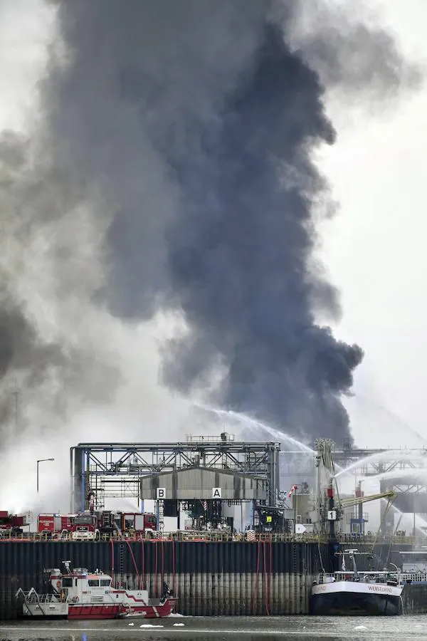 Bomberos intentan apagar las llamas en el recinto de la compañía Basf en Ludwigshafen (Alemania).