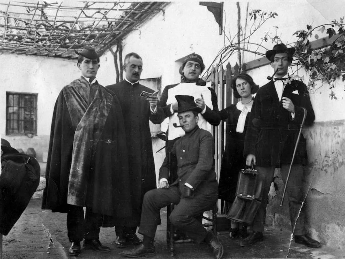José Bello, José Moreno Villa, Luis Buñuel, Ernestina González y Salvador Dalí, de izquierda a derecha, junto a José MaríaHinojosa (sentado) durante la reunión de la Orden de Toledo en la Venta de Aires, una imagen que forma parte del documental «Pepín Bello» 