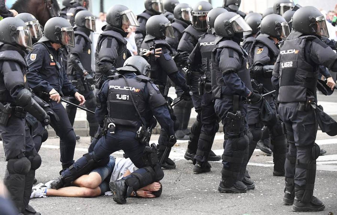 Pelea entre la Policía y los ultras del Legia