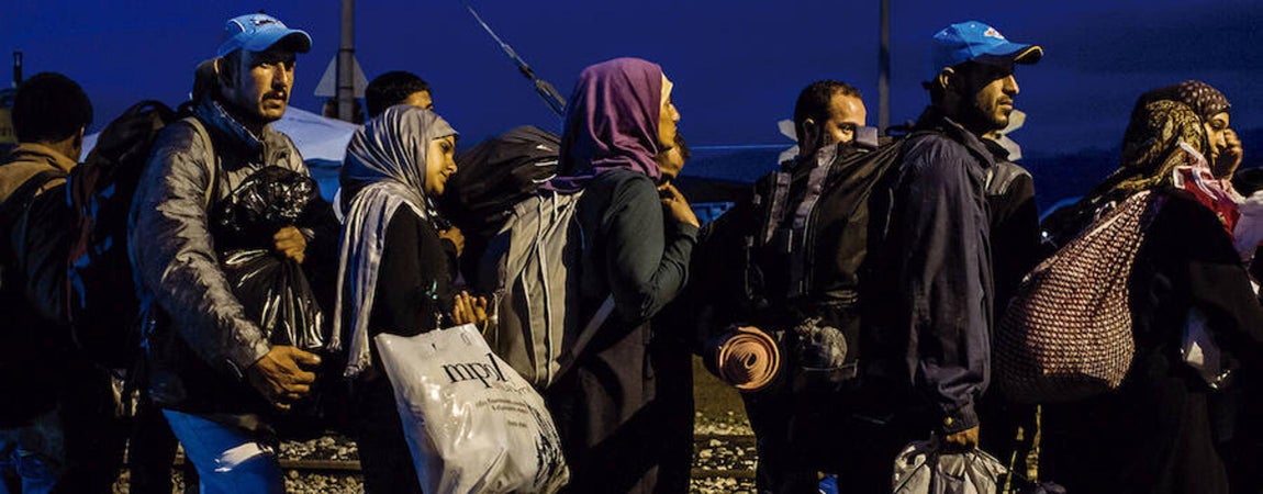 El éxodo de los refugiados acaparó desde el verano de 2015 y hasta nuestros días todas las portadas internacionales. Desatando solidaridad, indignación, rabia, vergüenza, hashtags y lemas que, amparados por el derecho internacional que establece el deber de acogida a quienes huyen de un conflicto, trataron de abrir una ranura en la fortaleza europea. Con poco éxito.. 