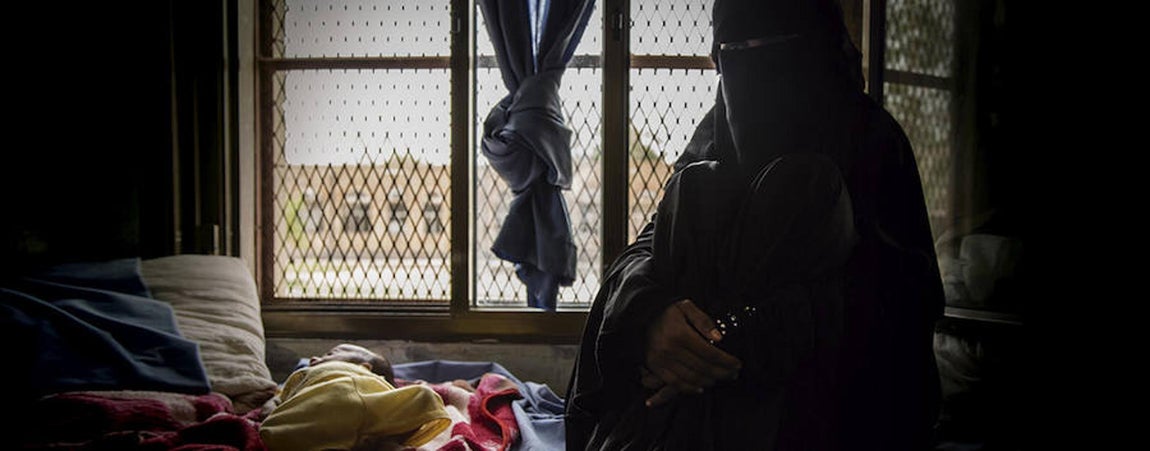 Sentada en una de las camas del centro de estabilización apoyado por Acción contra el Hambre, Bushra mira a su hijo Hamed, de cinco meses. ”El pequeño vivirá”, le han dicho. Es un enorme consuelo porque acaba de perder a otro hijo, hermano gemelo de Hamed. Le han explicado que su hijo tiene desnutrición aguda severa y han empezado el tratamiento: “está respondiendo bien, ya puede comer”, explica con un suspiro. El conflicto en Yemen comenzó en abril de 2015. Con más del 80% de la población afectada por la violencia y 14,4 millones de personas incapaces de cubrir sus necesidades alimentarias, esta crisis ignorada por el mundo, ha adquirido dimensiones devastadoras en 2016.. 