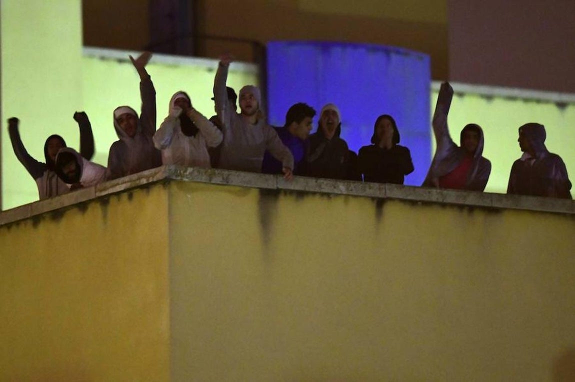 9. Los 60 internos amotinados, se encaramaron en la azotea del Centro de Internamiento de Extranjeros (CIE), en Aluche