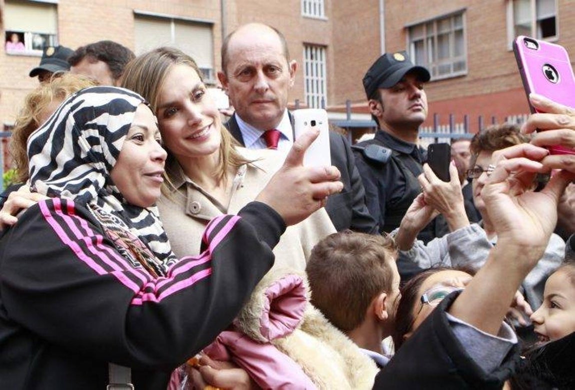 La Reina dedicó unos minutos tanto antes como después de la reunión para atender a los vecinos que se acercaron a verla. 