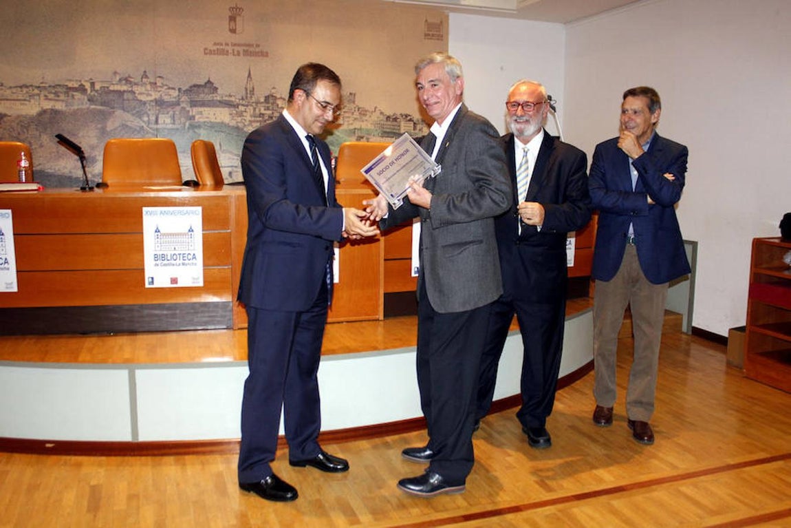 El viceconsejero de Cultura, Jesús Carrascosa, entrega el premio a Antonio Selva Iniesta, director del Instituto de Estudios Albacetense Don Juan Manuel. 
