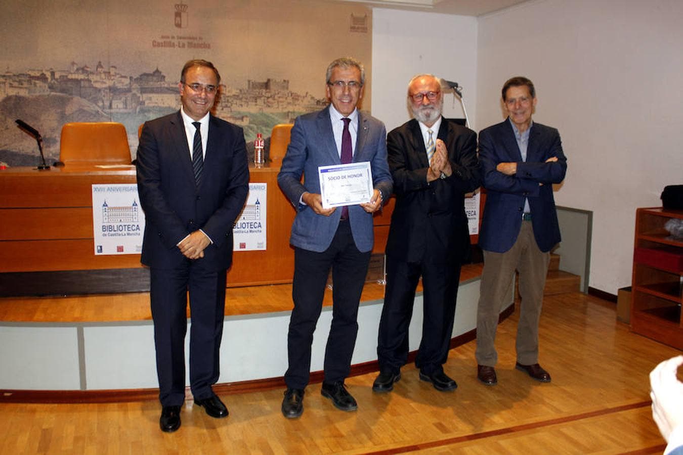 El delegado de ABC en Castilla-La Mancha, Antonio González Jerez, recogió la placa 