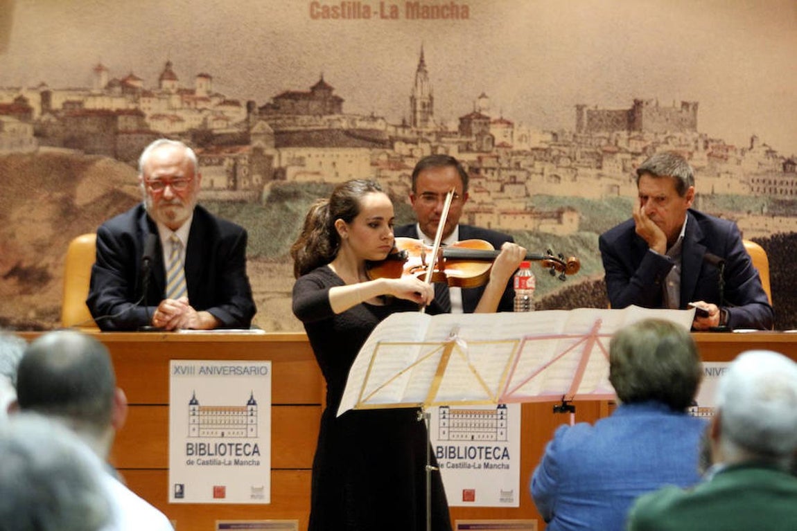 Miriam Gómez Alonso, de 18 años, la edad de la Biblioteca, actúo durante el acto. 