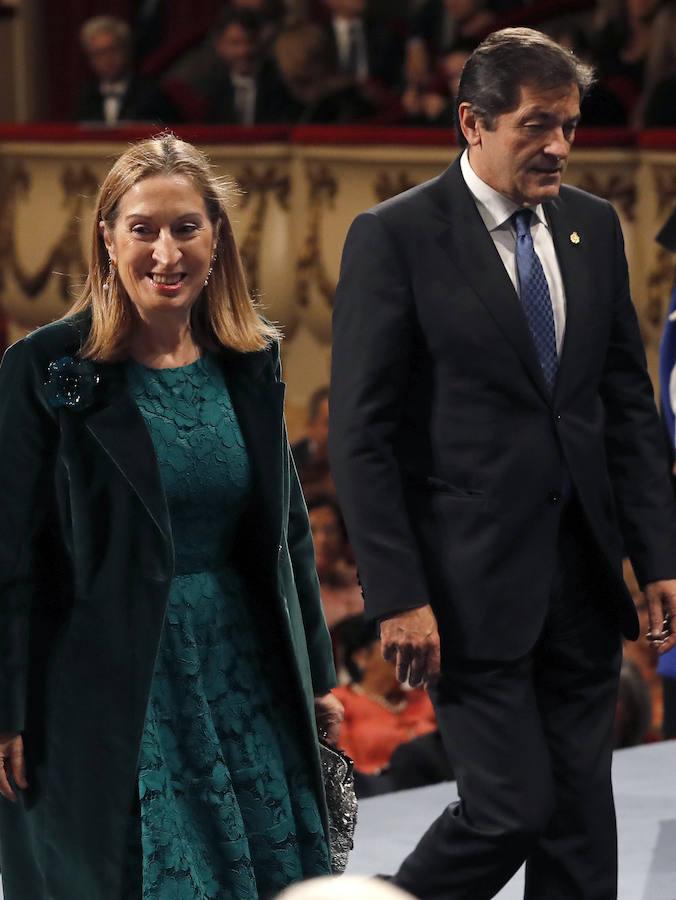 El presidente asturiano, Javier Fernández, y la presidenta del Congreso, Ana Pastor, a su llegada a la ceremonia de entrega de los Premios Princesa de Asturias 2016.. 