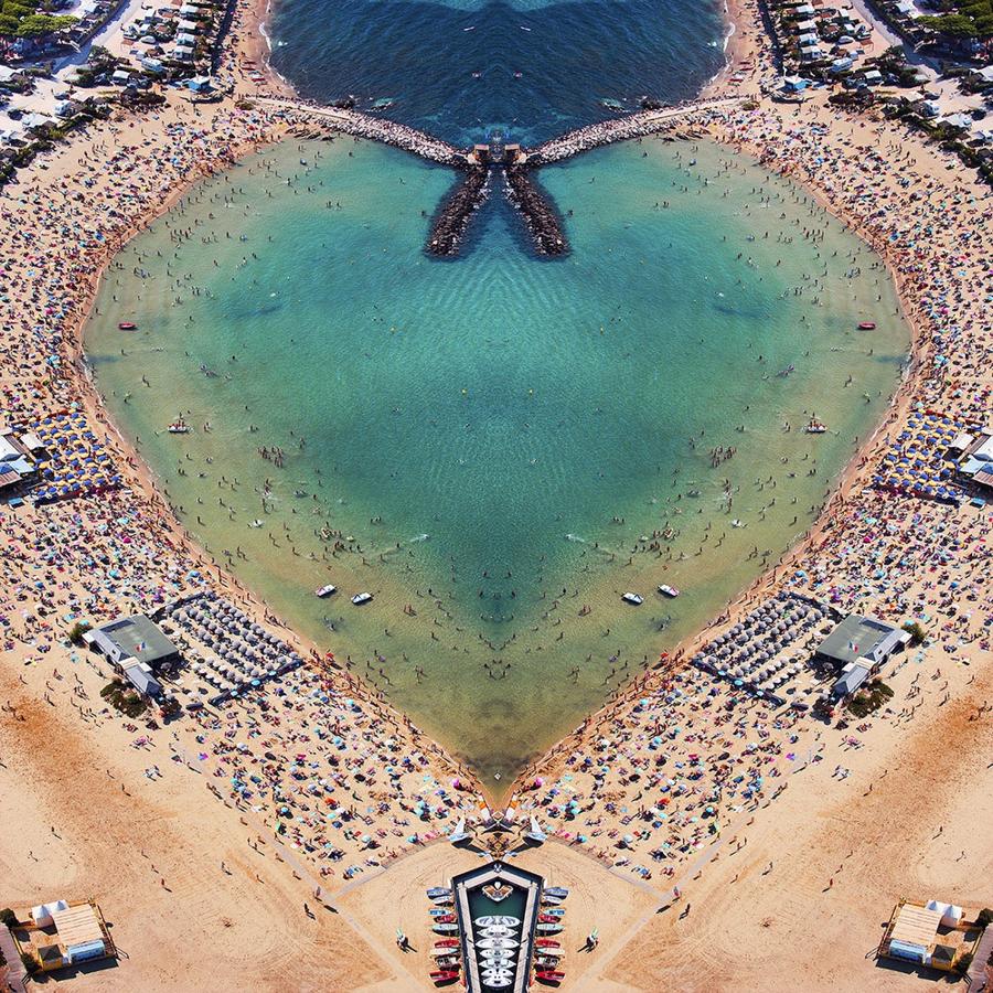 Amor en Saint Tropez. El fotógrafo Tommy Clarke, aficando en Londres, ha recorrido el mundo en busca de perspectivas únicas del Planeta tomadas desde el aire. El resultado de ese trabajo forma parte de la exposición Up in the Air, del 14 al 23 de octubre en The Old Truman Brewery. Las fotos que componen esta imagen, titulada Love Beach, se tomaron en Saint Tropez en 2014.