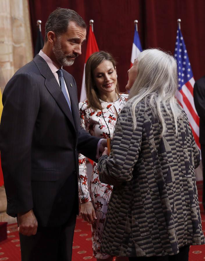 Los Reyes conversan con la historiadora Mary Beard, galardonada con el Premio Princesa de Asturias de Ciencias Sociales, durante la audiencia hoy a los premiados en esta XXXVI edición.. Efe