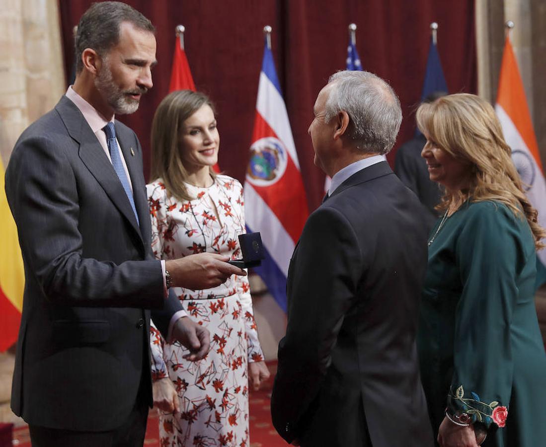 Los Reyes entregan a Pedro Puig, presidente de Aldeas Infantiles España, organización galardonada con el Premio Princesa de Asturias de la Concordia, la insignia de la Fundación, durante la audiencia hoy a los premiados en esta XXXVI edición.. Efe